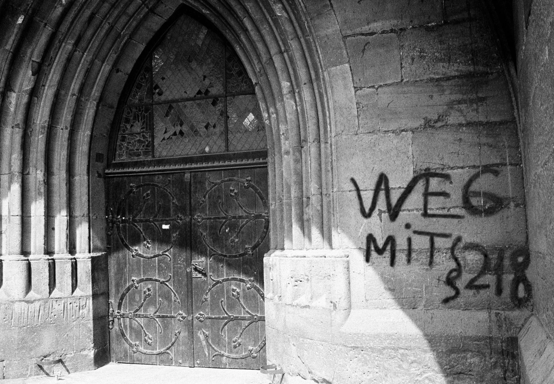 Schwarzweißfoto mit Parole