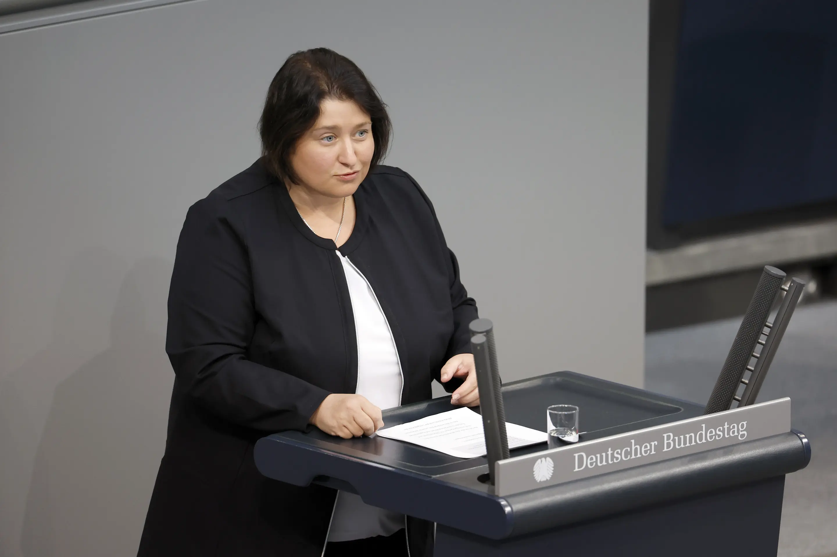 Bettina Lugk am Rednerpult im Deutschen Bundestag