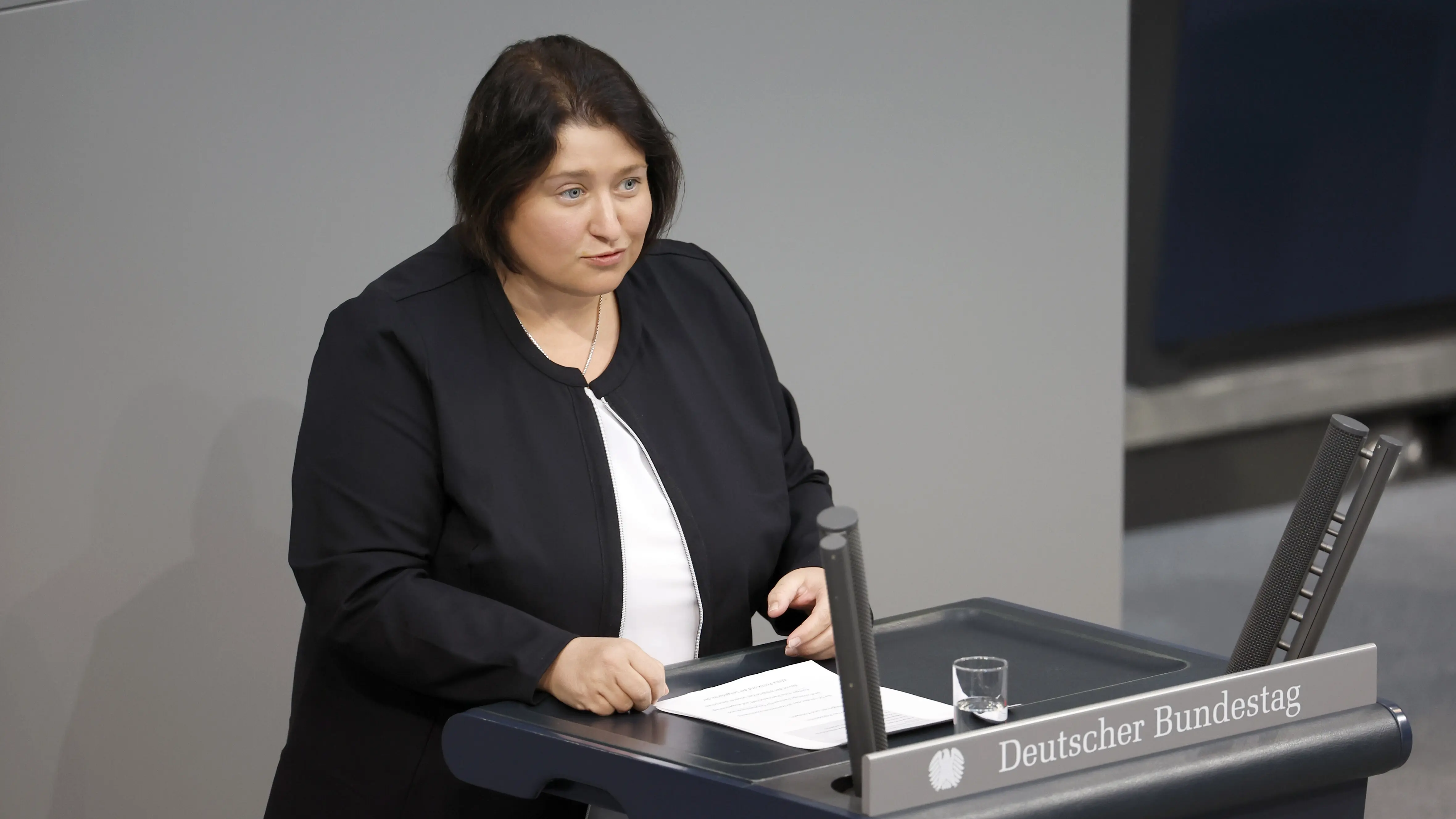 Bettina Lugk am Rednerpult im Deutschen Bundestag
