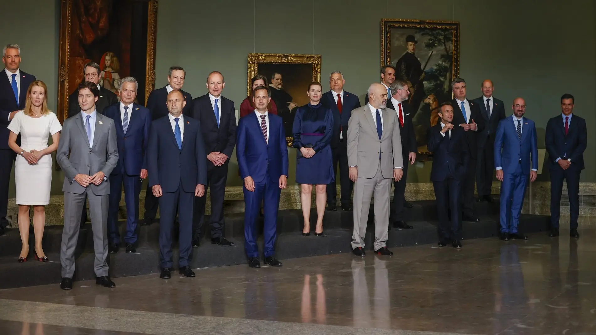 Die Nato Länderchefs posieren für ein Foto.