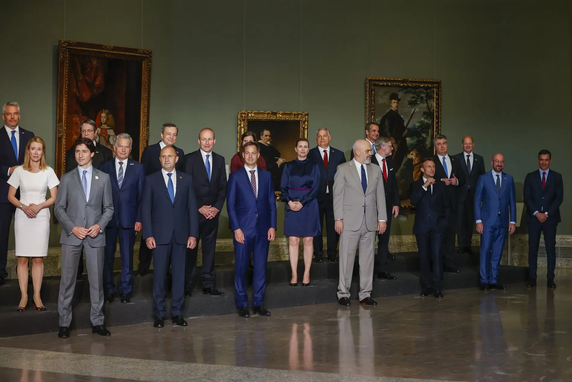 Die Nato Länderchefs posieren für ein Foto.