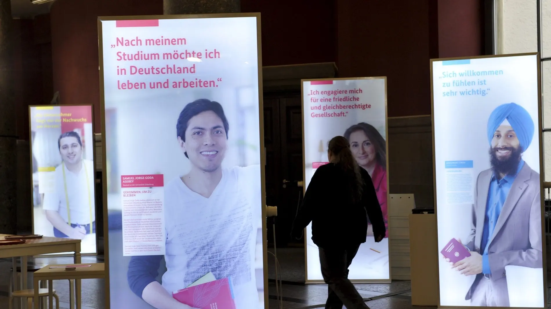 Plakate mit Porträts von Migranten in einer Wanderausstellung an der Universität in Freiburg.