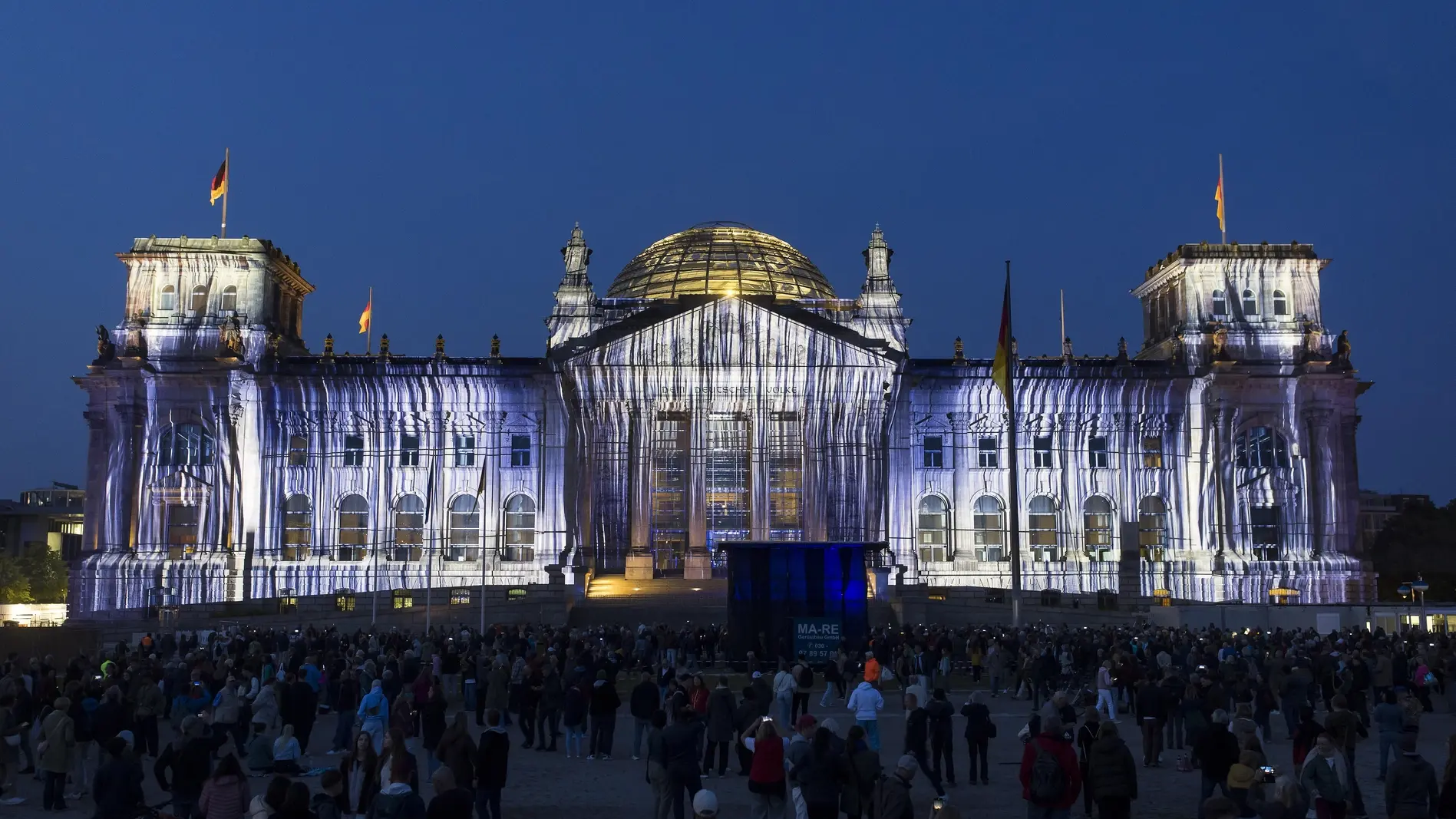 Reichstagsgebäude mit Licht verhüllt