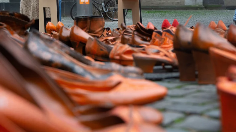 Rote Schuhe als Protestaktion gegen Gewalt gegen Frauen