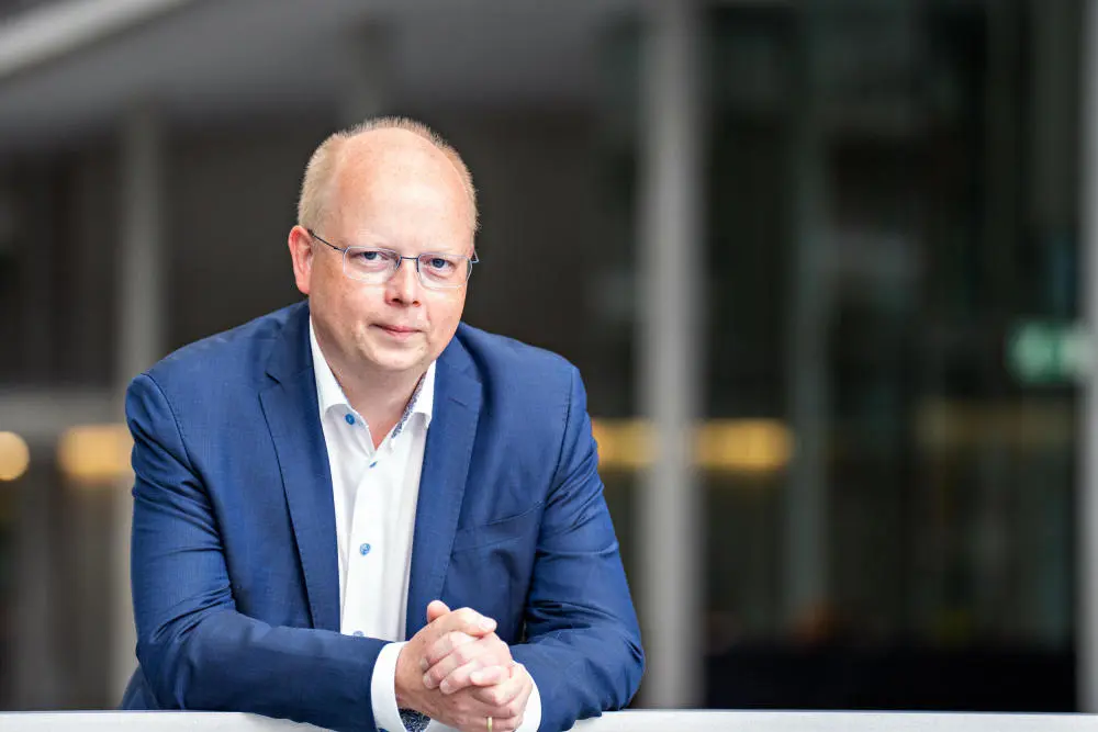 Stefan Seidler Stefan Seidler lehnt an einem Geländer