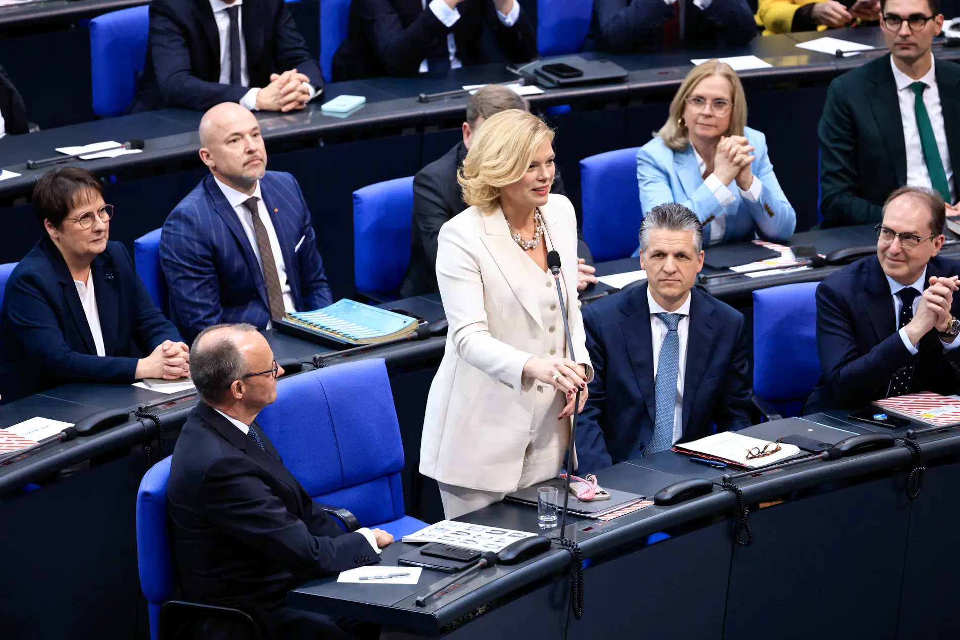 Julia Klöckner Julia Klöckner stehend im Plenum