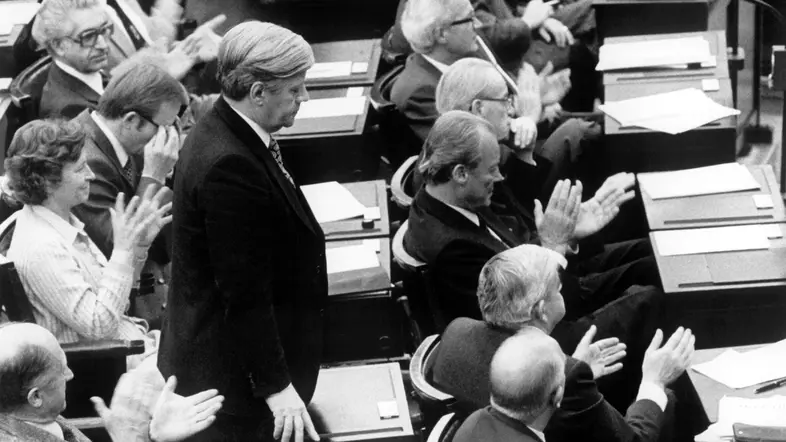 Helmut Schmidt nimmt nach seiner Wahl im Plenarsaal des Deutschen Bundestages stehend den Beifall seiner Fraktionskollegen entgegen.