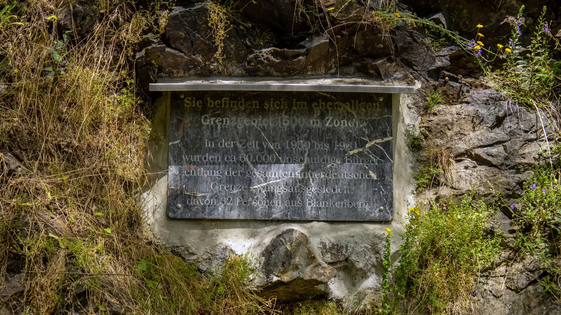 Gedenkstein an der Saale in Blankenberg Gedenkstein an der Saale in Blankenberg umringt von Moos