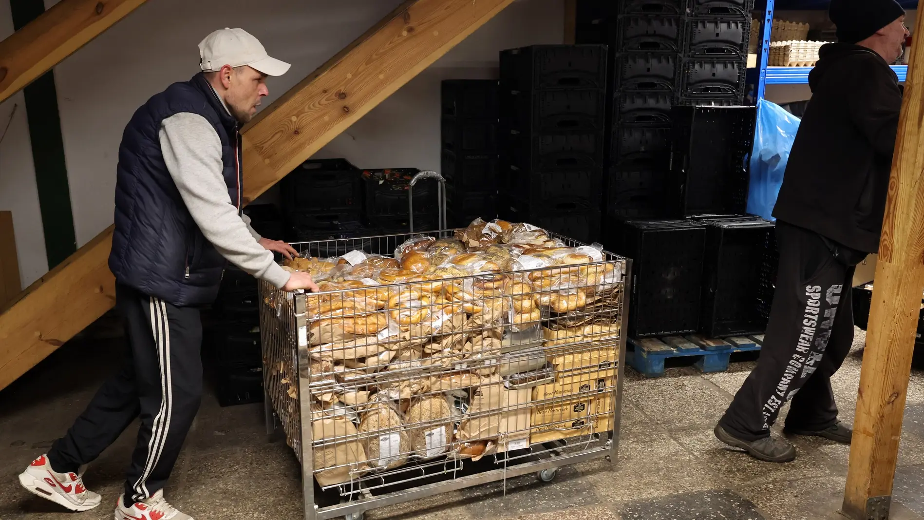 Bei der Tafel in Rostock werden Lebensmittel angeliefert