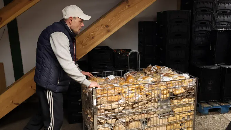 Bei der Tafel in Rostock werden Lebensmittel angeliefert