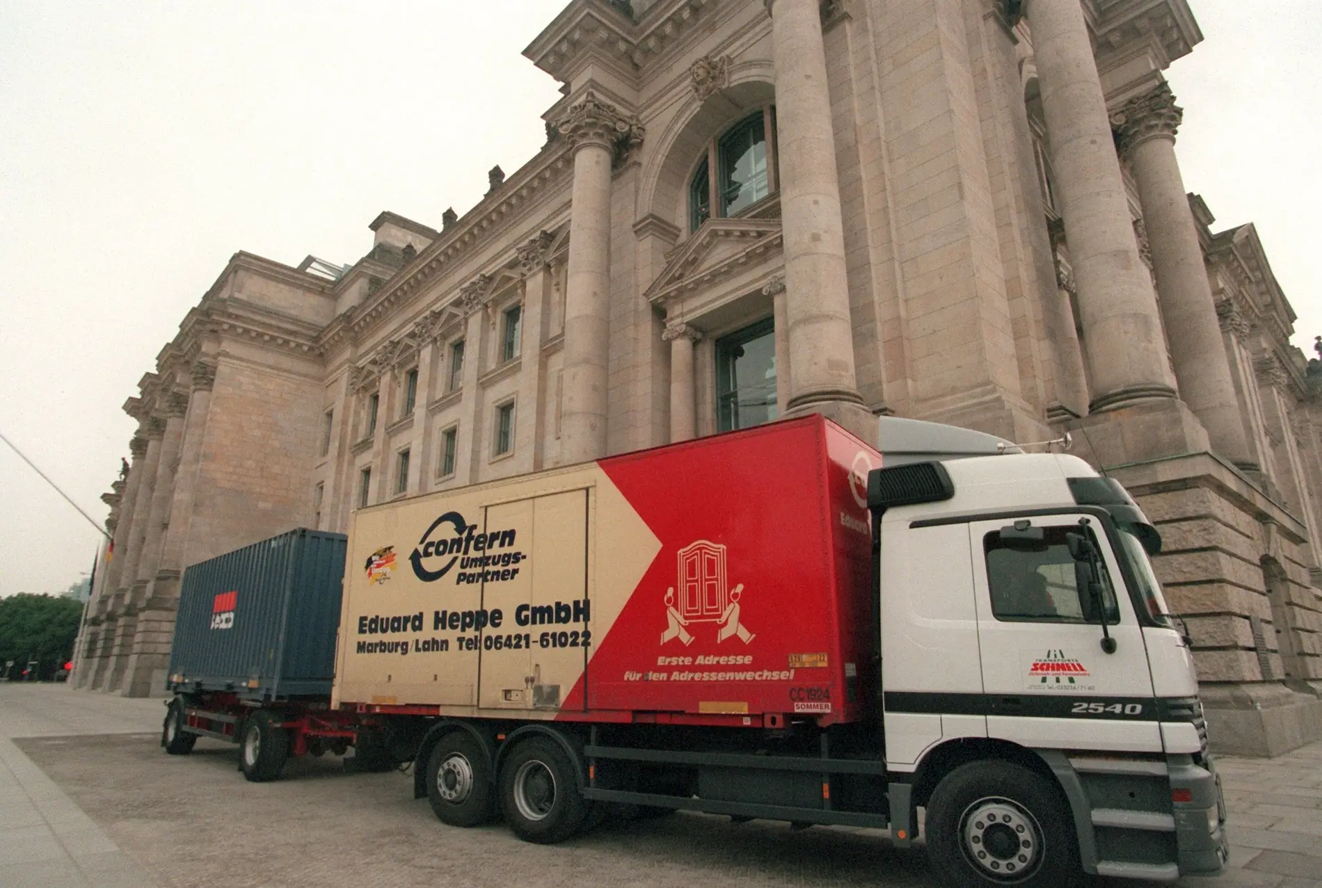 Umzug des Bundestages von Bonn nach Berlin Umzugs-LKW vor dem Reichstagsgebäude