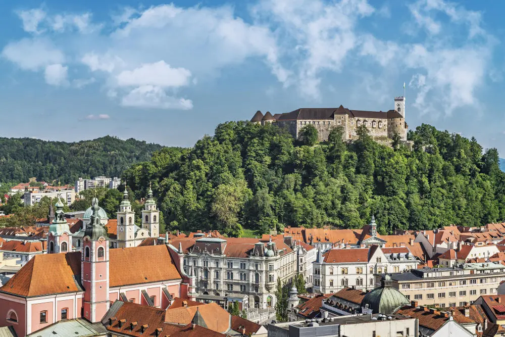 Blick auf die Altstadt und die mittelalterliche Festung der slowenischen Hauptstadt Ljubljana.