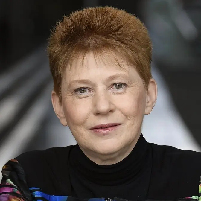 Petra Pau Petra Pau lehnt an einer Brüstung
