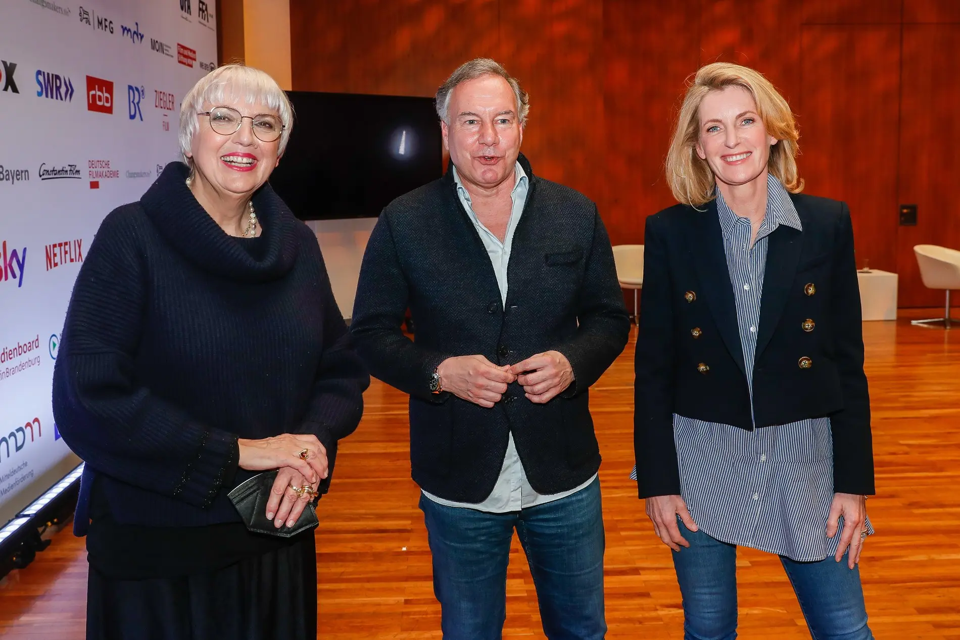 Claudia Roth, Nico Hofmann, Maria Furtwängler lächeln in die Kamera