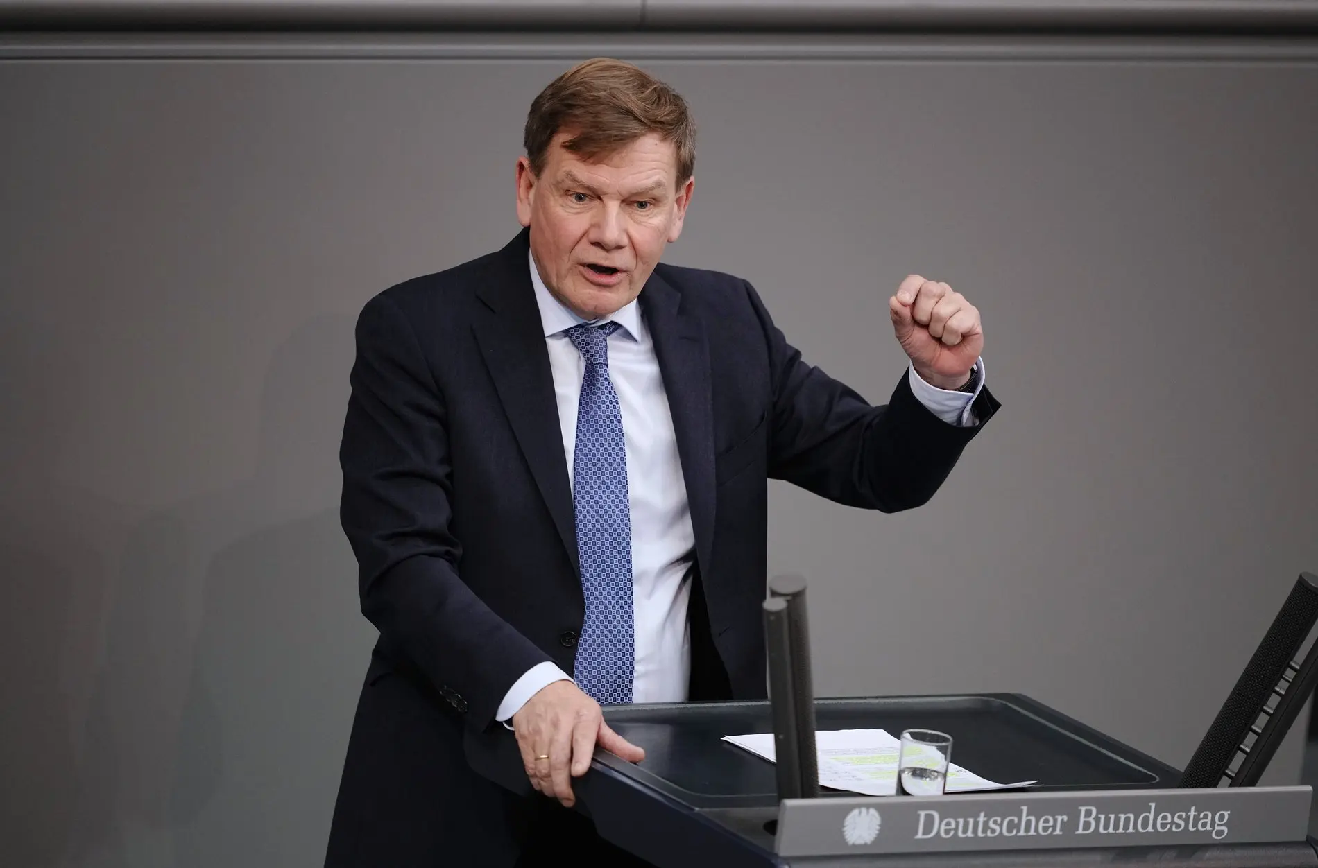 Johann Wadephul hält eine Rede im Bundestag. 