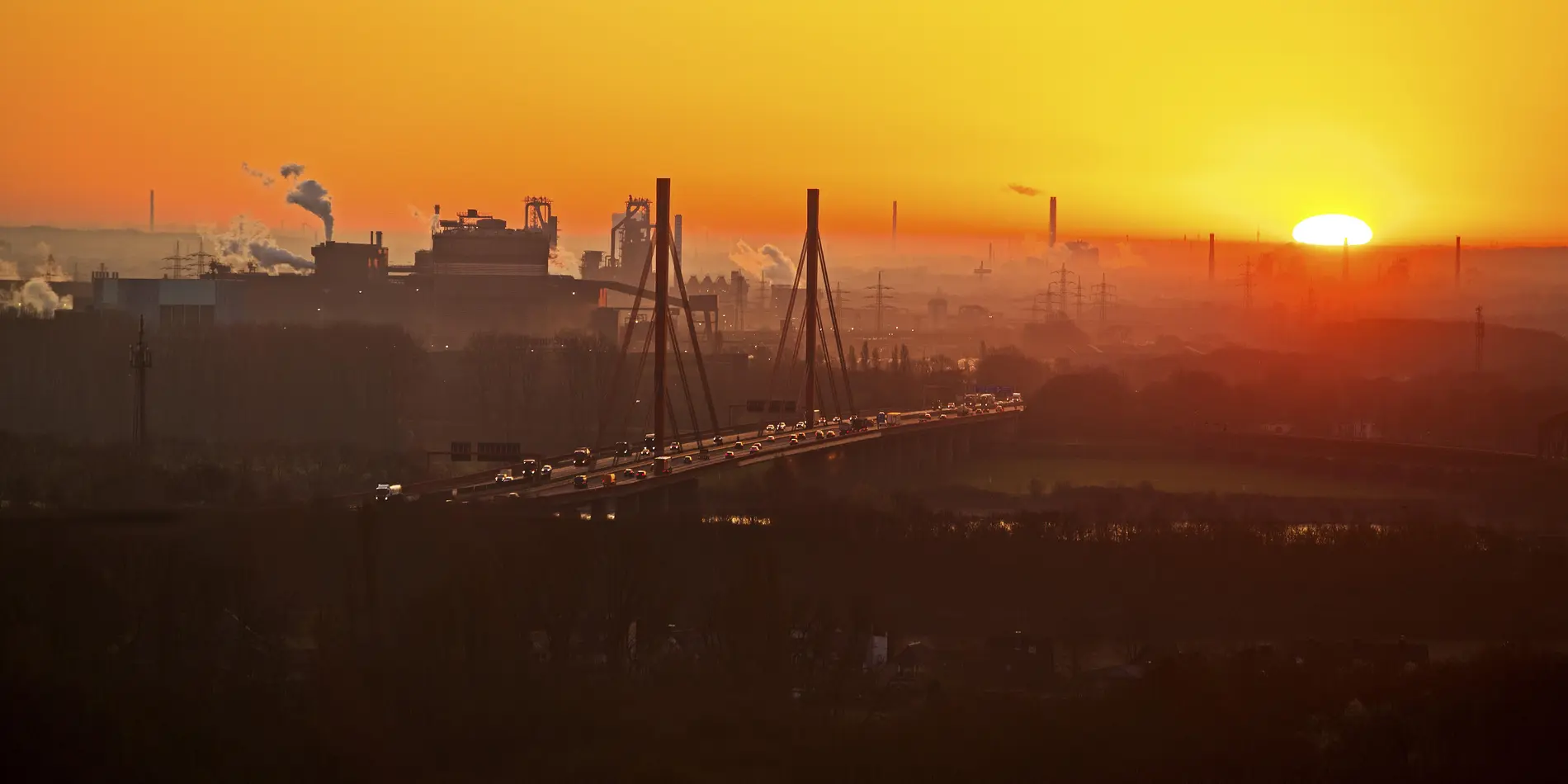 ThyssenKrupp Werk in Duisburg Blick auf das ThyssenKrupp Werk in Duisburg bei Sonnenaufgang