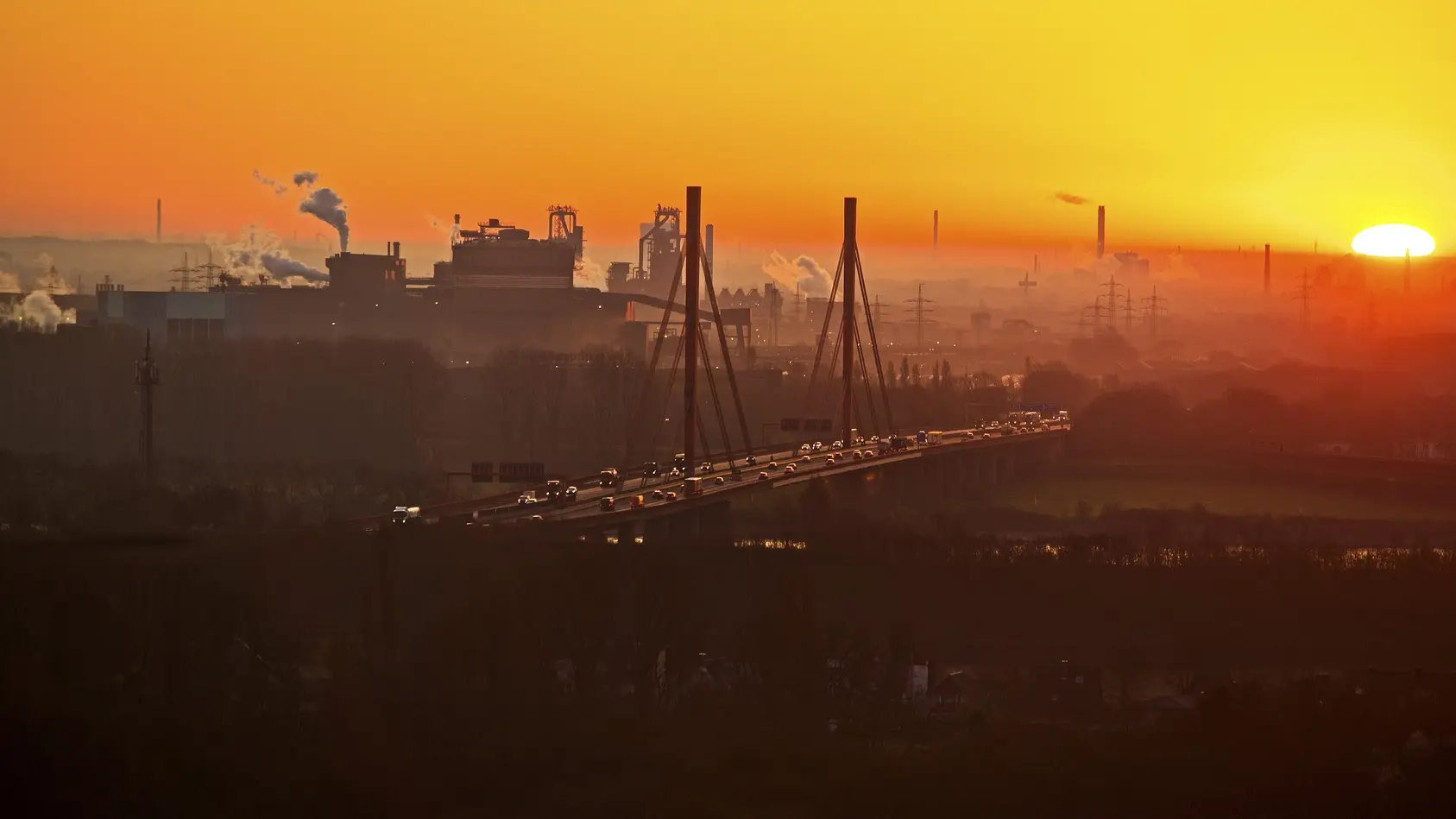 Blick auf das ThyssenKrupp Werk in Duisburg bei Sonnenaufgang