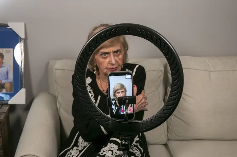 Tova Friedman nimmt ein TikTok auf