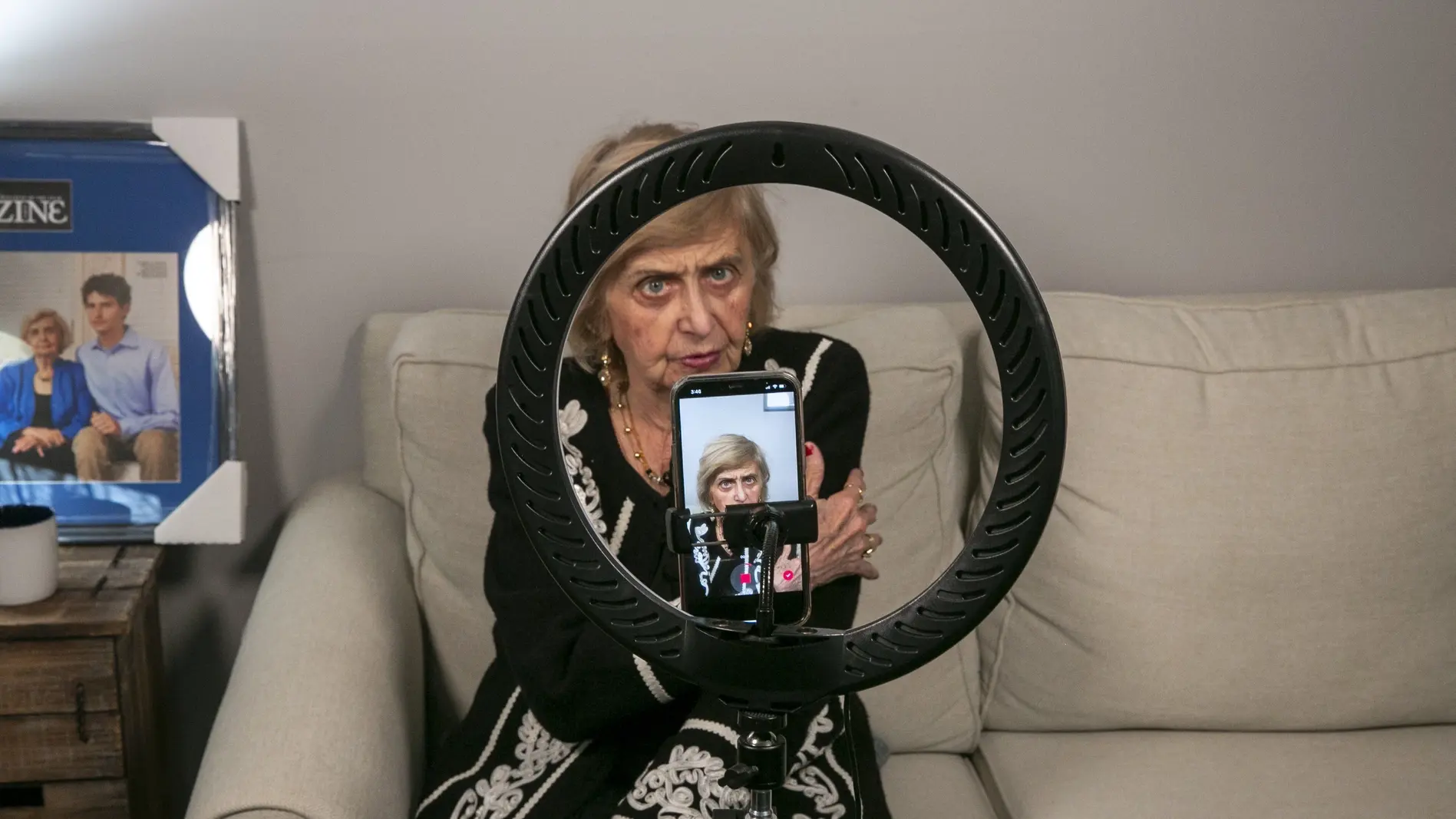 Tova Friedman nimmt ein TikTok auf