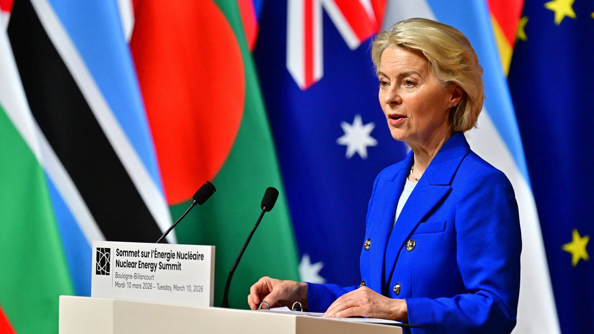 Ursula von der Leyen am Rednerpult vor verschiedenen Flaggen