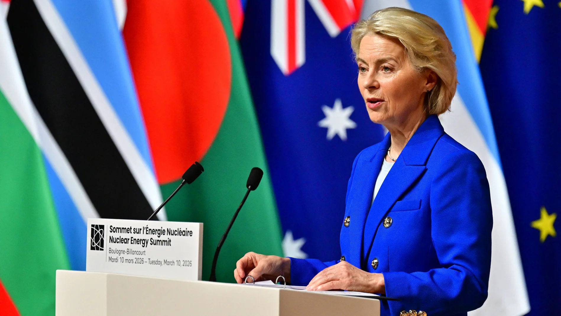 Ursula von der Leyen am Rednerpult vor verschiedenen Flaggen