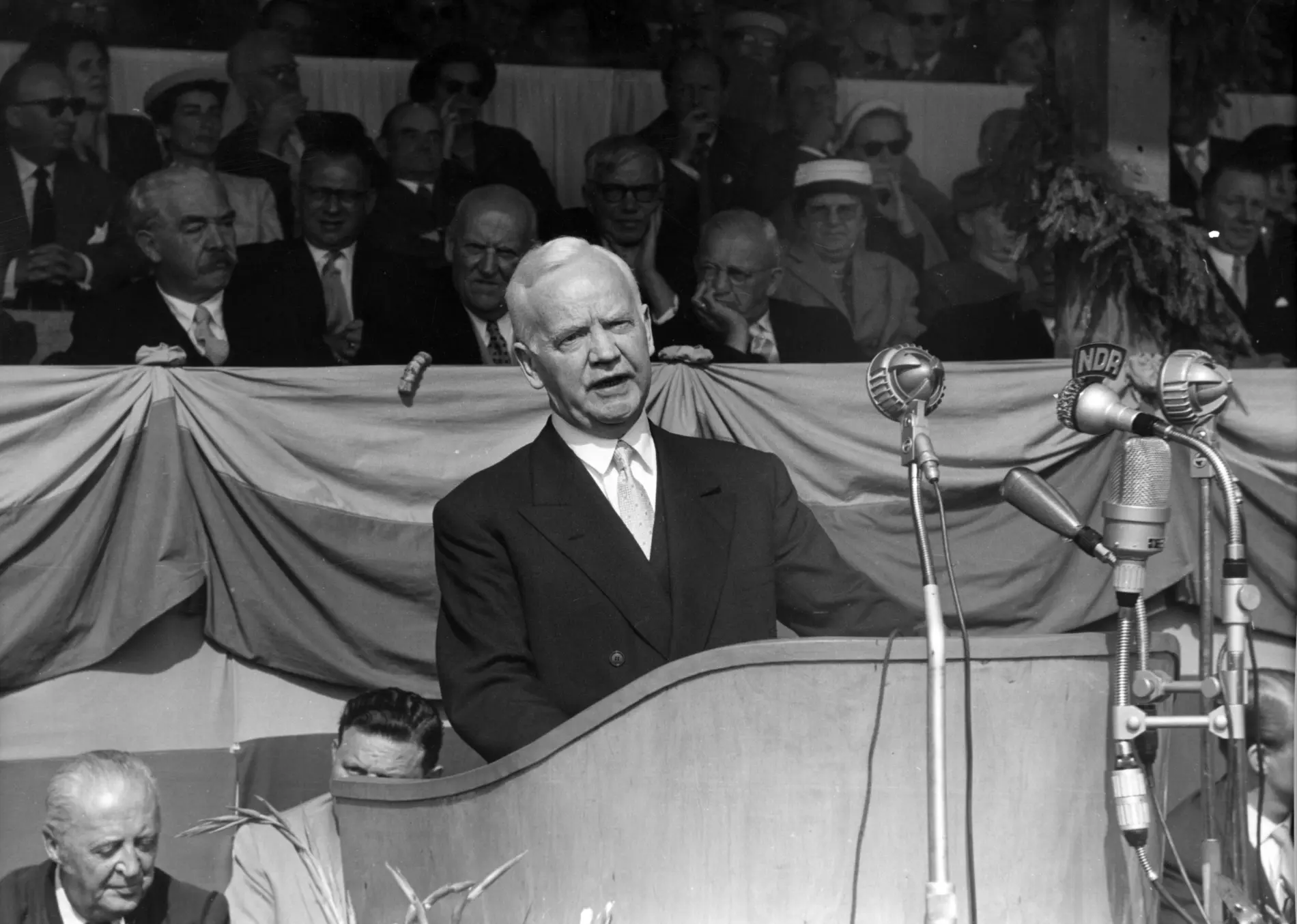 Heinrich Lübke Schwarz-Weiß-Foto von Heinrich Lübke am Rednerpult