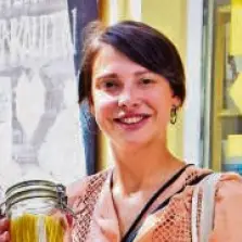 Isabelle Ritter und ihr Einkauf aus dem Unverpackt Laden.