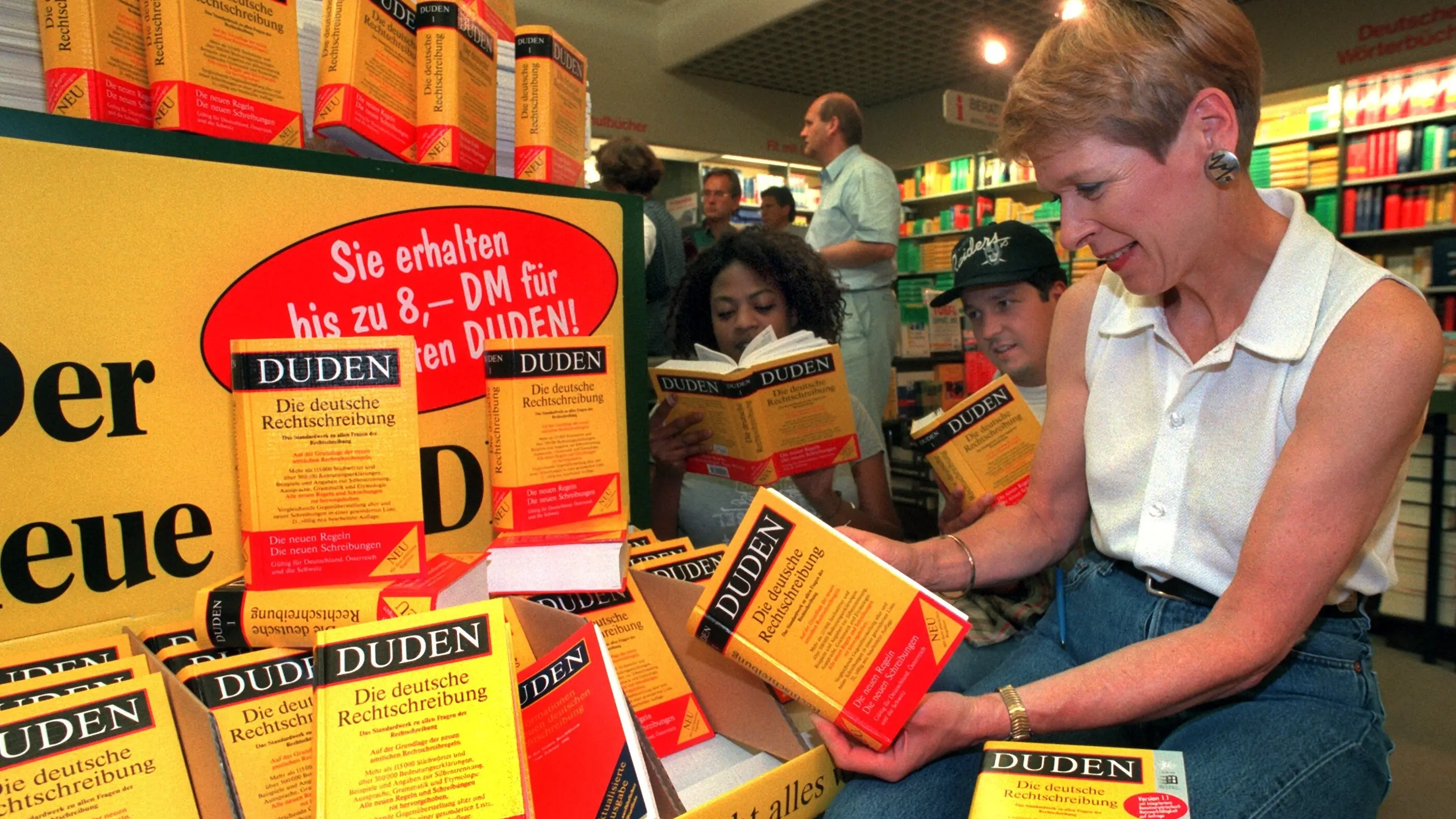 In einer Düsseldorfer Buchhandlung wird am 22.8.1996 von Interessierten der neue Duden gelesen.