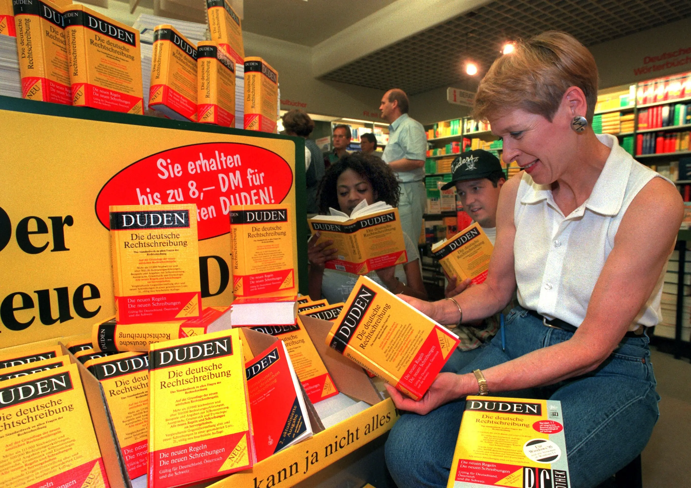 In einer Düsseldorfer Buchhandlung wird am 22.8.1996 von Interessierten der neue Duden gelesen.