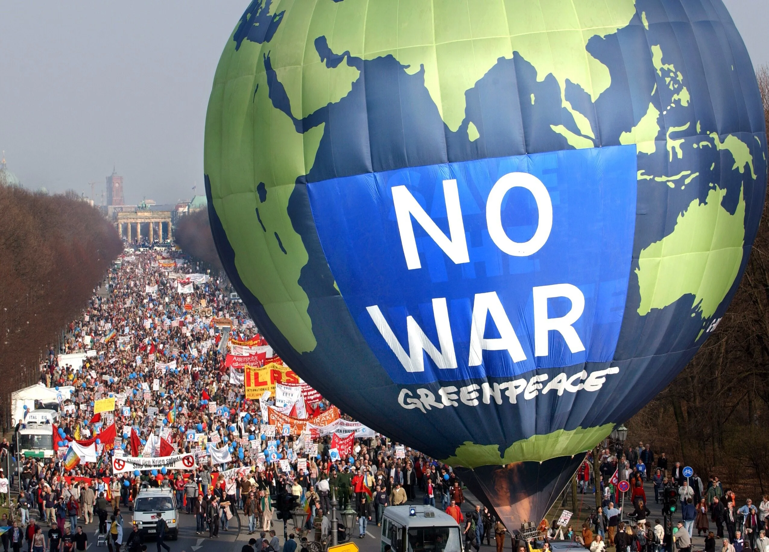 "No War" steht auf dem Heißluftballon, der bei der Demonstration vor dem Brandenburger Tor in Berlin mitgeführt wird. 
