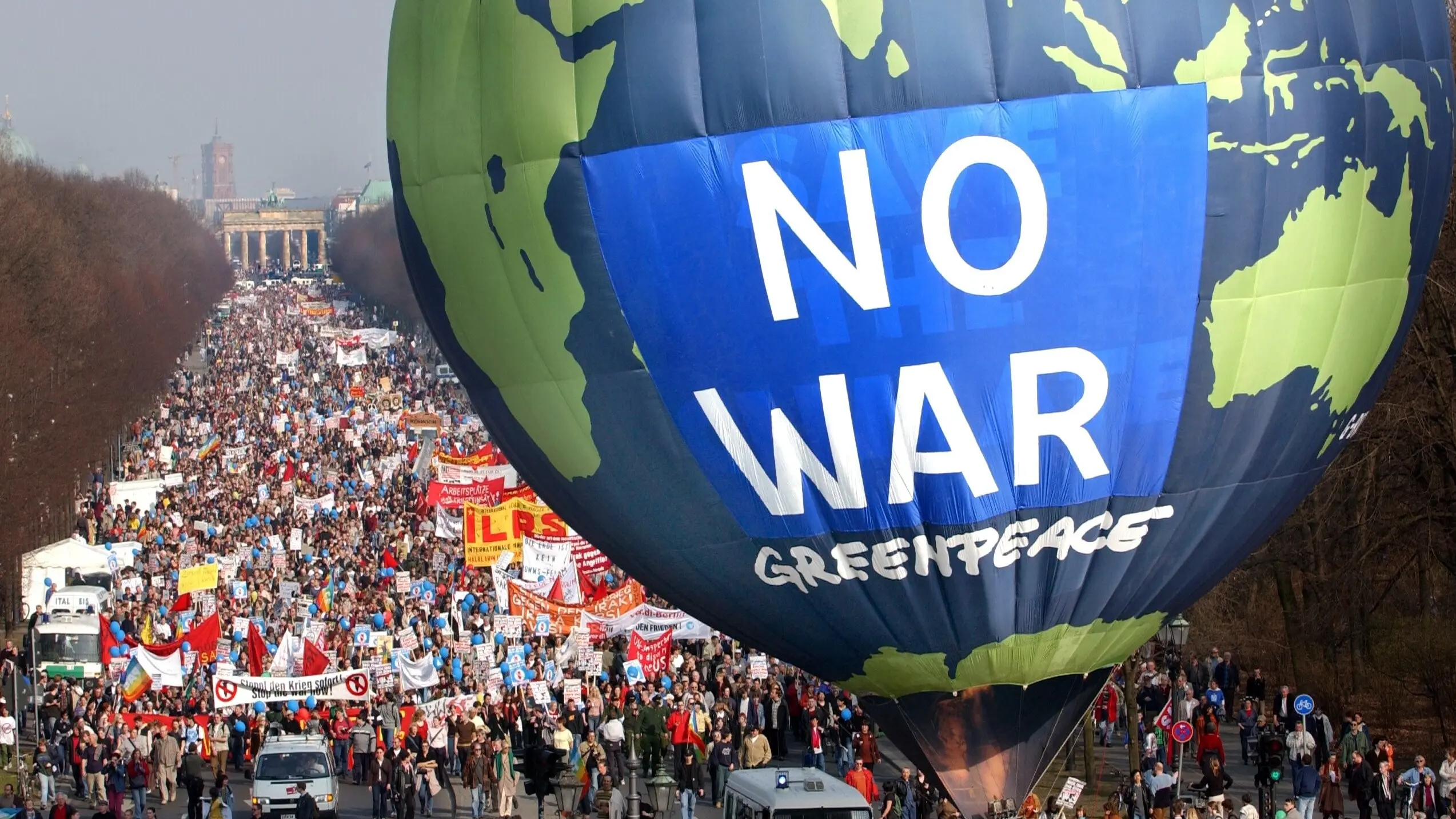 "No War" steht auf dem Heißluftballon, der bei der Demonstration vor dem Brandenburger Tor in Berlin mitgeführt wird. 