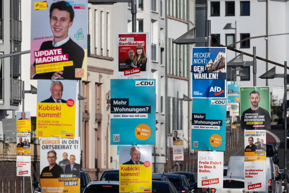 Zahlreiche Wahlplakate für die Kommunalwahl 2026 hängen in Frankfurt