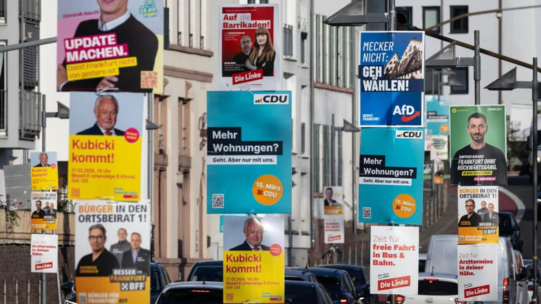 Zahlreiche Wahlplakate für die Kommunalwahl 2026 hängen in Frankfurt