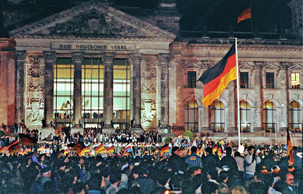 Die Deutschlandfahne weht vor dem Deutschen Reichstag in Berlin