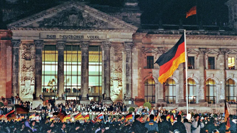 Die Deutschlandfahne weht vor dem Deutschen Reichstag in Berlin