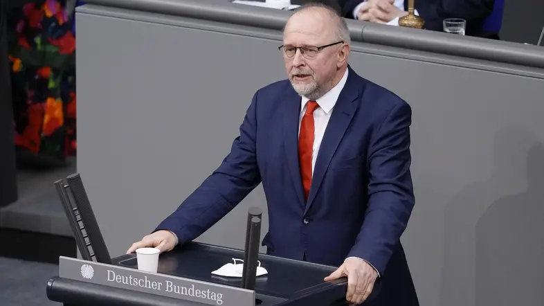 Axel Schäfer hält im Deutschen Bundestag eine Rede.