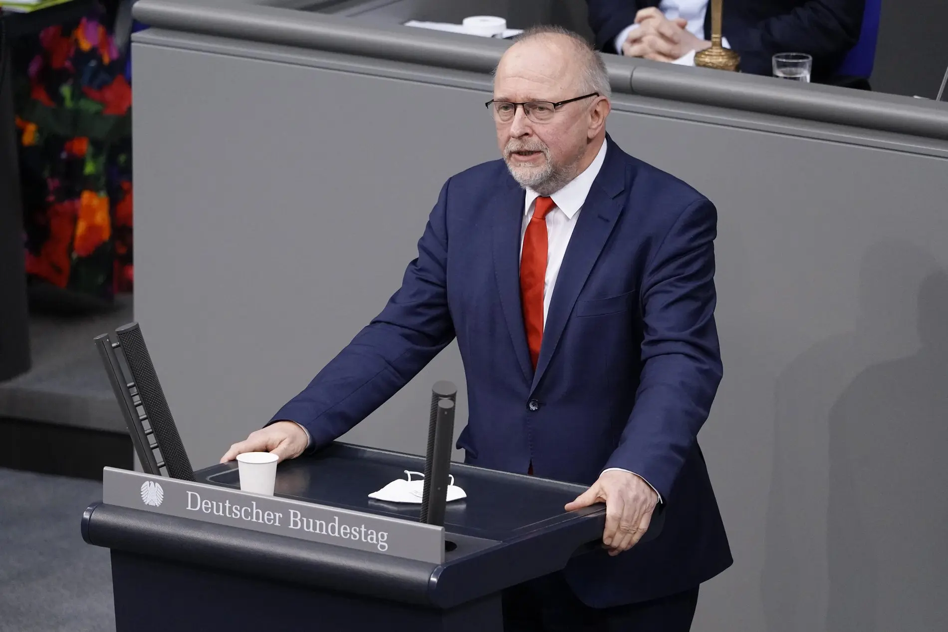 Axel Schäfer hält im Deutschen Bundestag eine Rede.