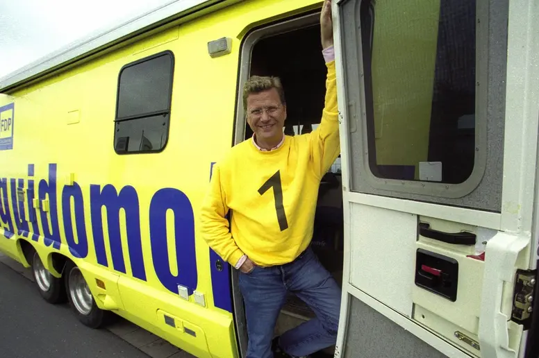 Guido Westerwelle auf Wahlkampfreise mit dem gelben "Guidomobil".