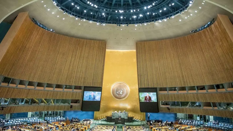 Gesamtblick auf den Saal der UN-Generalversammlung mit kuppelartiger Decke