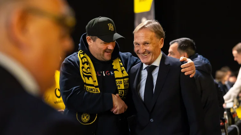 Hans-Joachim Watzke und ein BVB-Fan beim Handschlag
