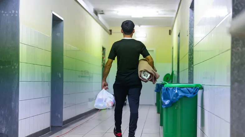 Ein Migrant in der Zentralen Aufnahmeeinrichtung für Asylbewerber in Bayern