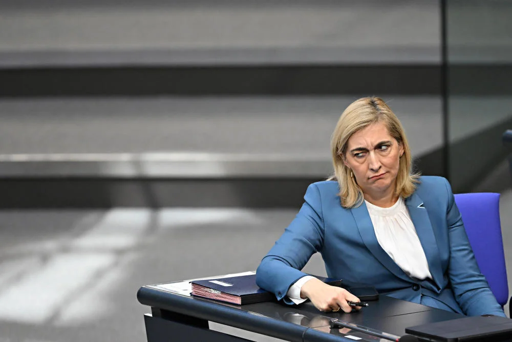 Nina Warken (CDU) sitzt an einem Tisch