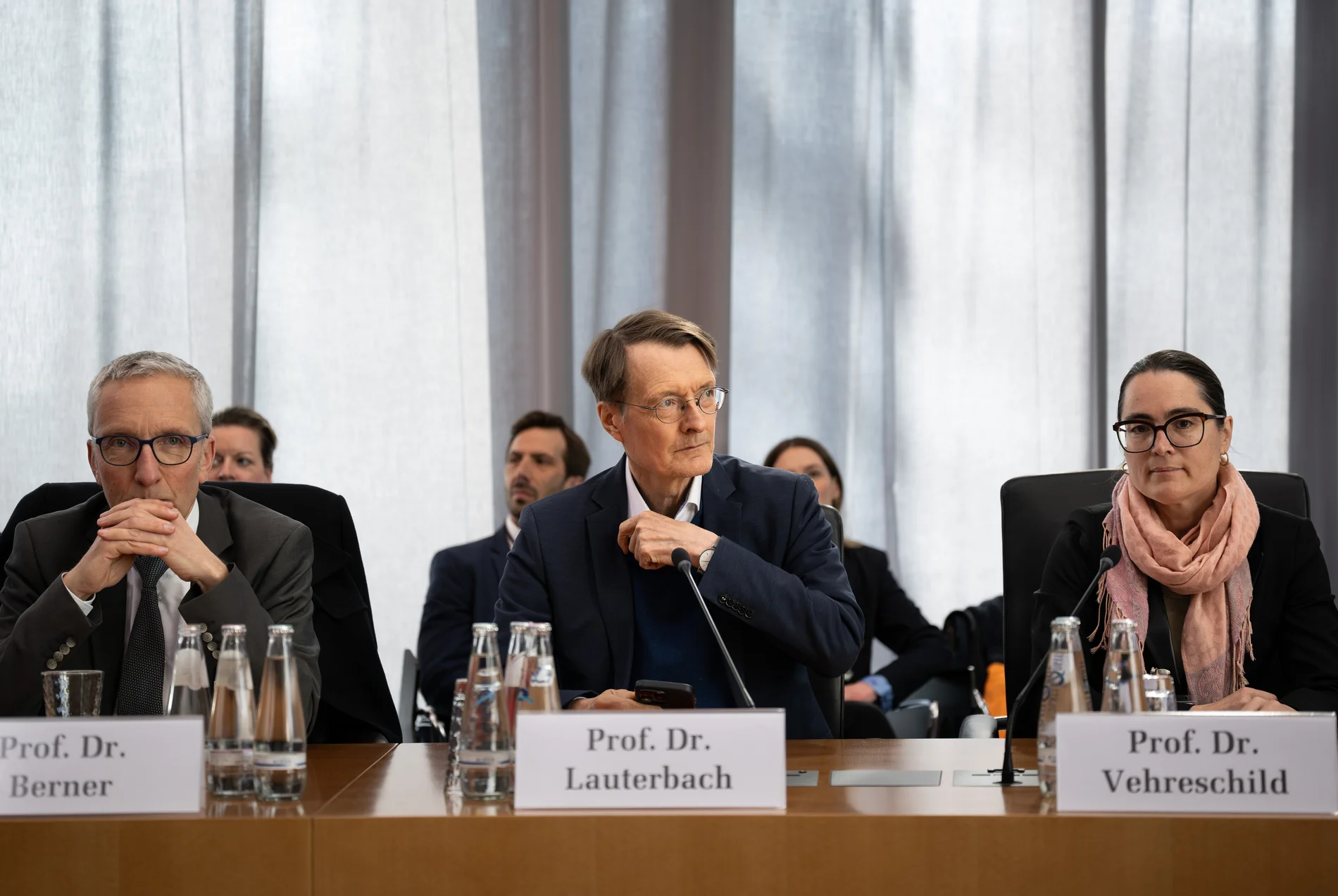 Karl Lauterbach am Mikrofon in der Corona-Enquete-Kommission