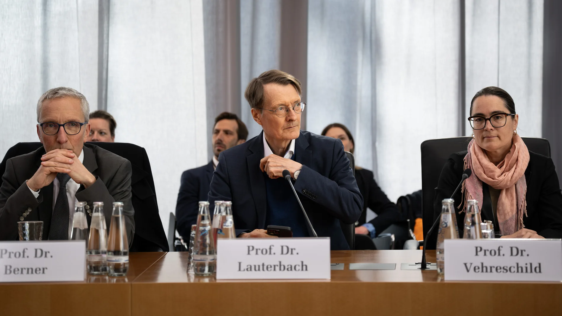 Karl Lauterbach am Mikrofon in der Corona-Enquete-Kommission