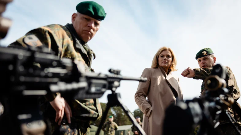 Julia Klöckner besucht die Brigade Litauen