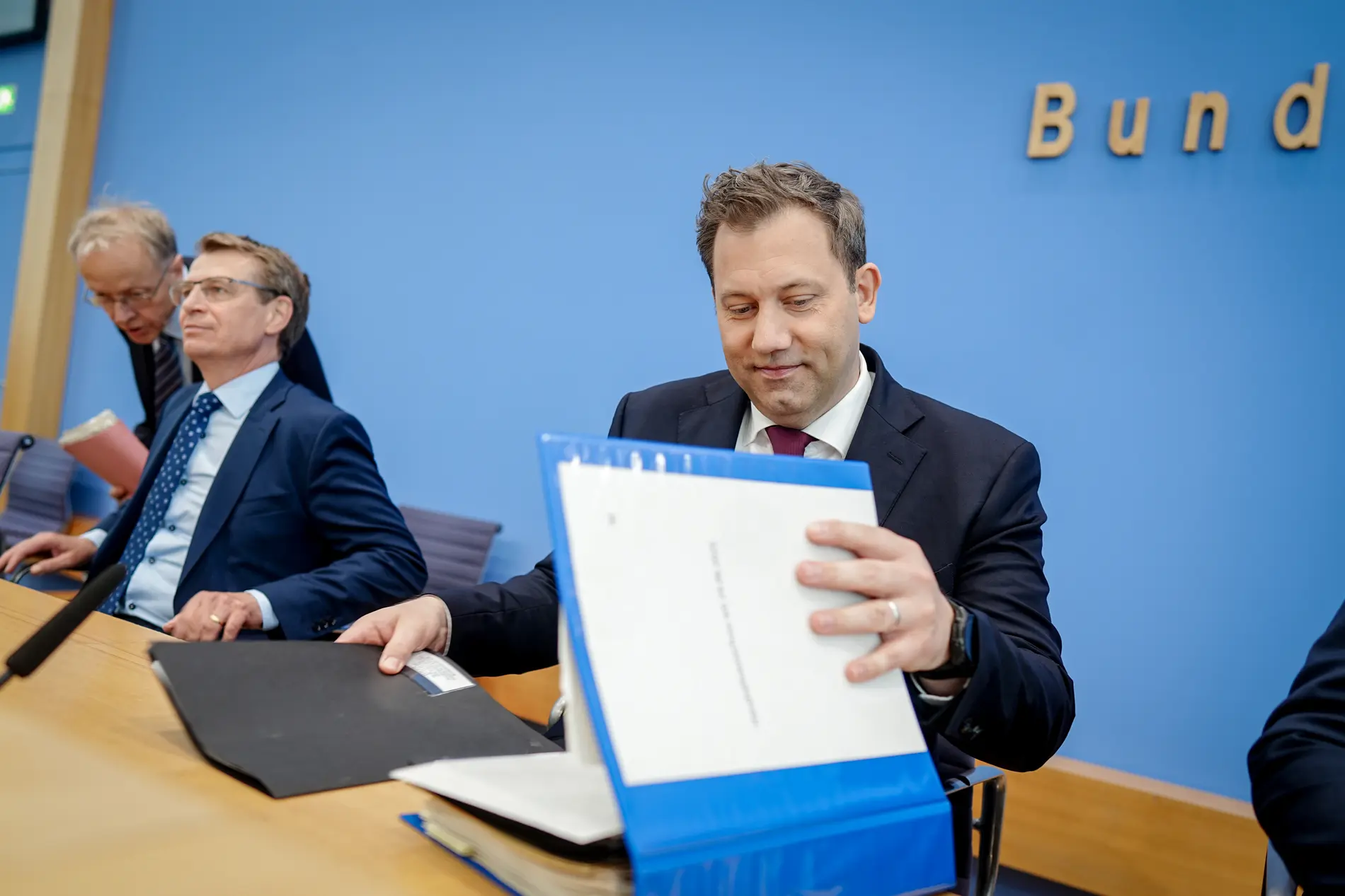 Haushaltsentwurf 2025 Lars Klingbeil gibt eine Pressekonferenz zum Haushalt.