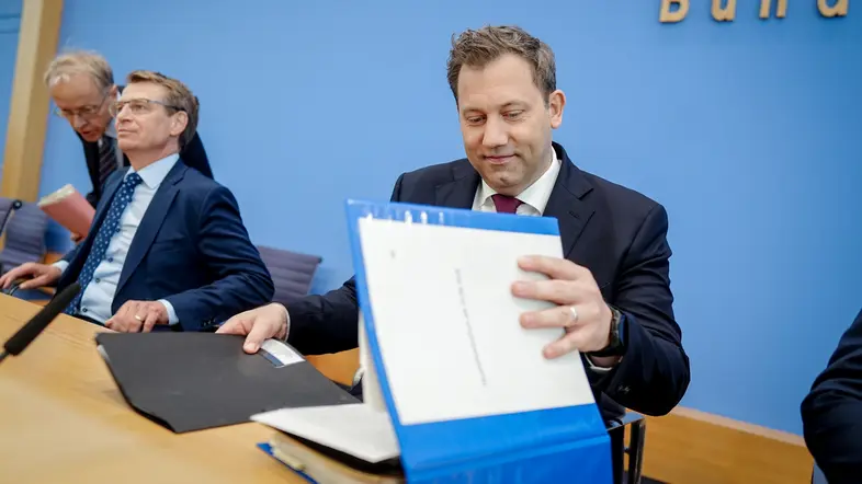 Lars Klingbeil gibt eine Pressekonferenz zum Haushalt.