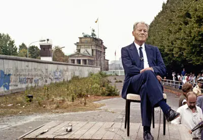 Willy Brandt 1986 vor der Berliner Mauer in der Nähe des Brandenburger Tors.