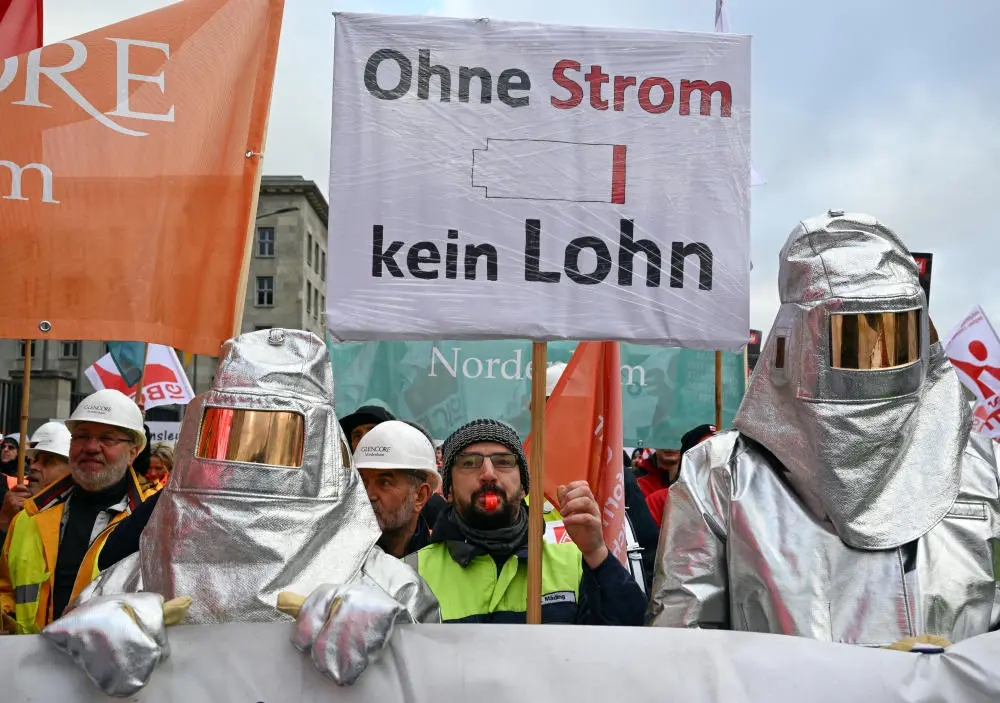 Protest für einen Brückenstrompreis Demonstranten halten ein Plakat mit der Aufschrift „Ohne Strom kein Lohn“.