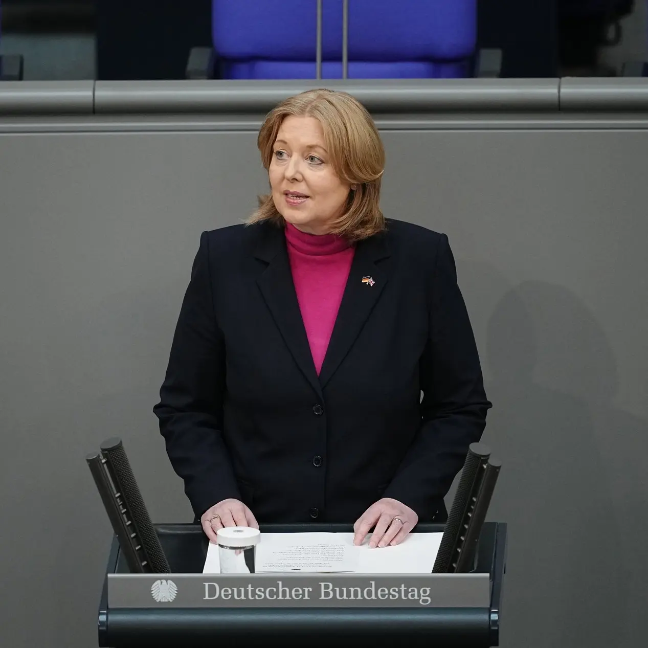 Bärbel Bas hält eine Ansprache im Deutschen Bundestag, während des Besuchs von König Charles III.